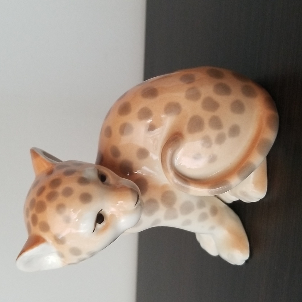 Leopard Figurine - Cream and Tan
